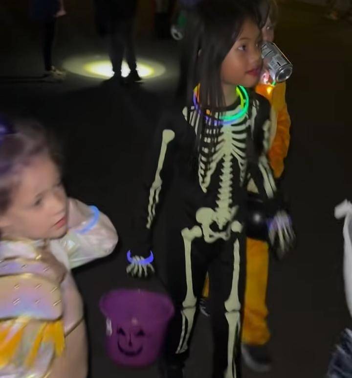 perayaan Halloween Amaira, anak Farah Quinn dan teman di USA