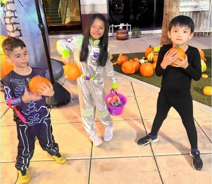 perayaan Halloween Amaira, anak Farah Quinn dan teman di USA