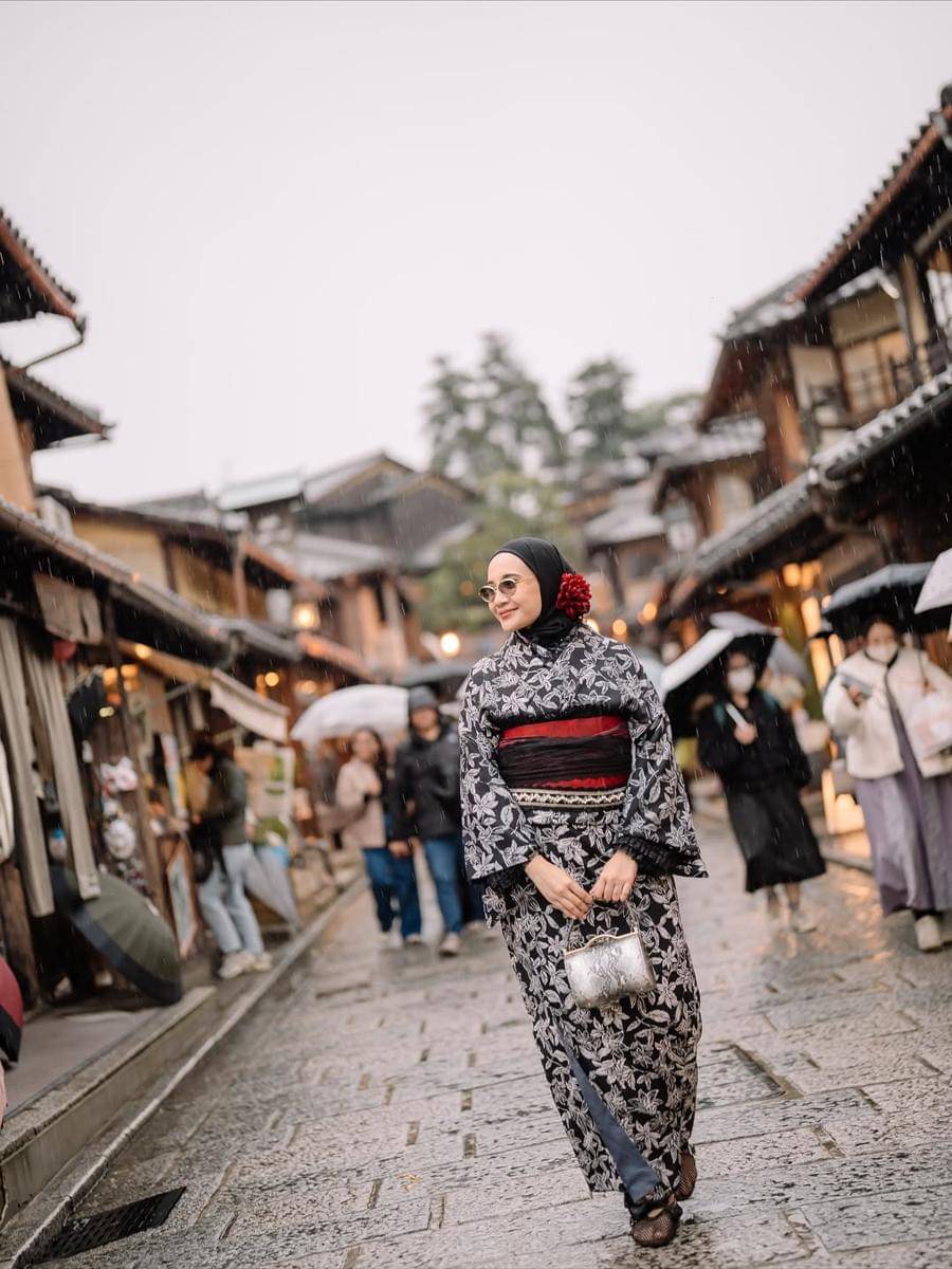 foto maternity Zaskia Sungkar Berbusana Kimono