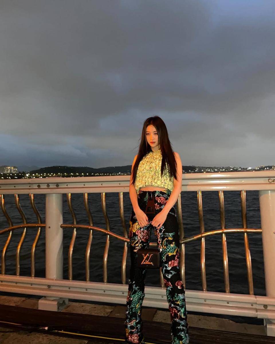 Outfit Bernuansa Hijau ala Yunjin