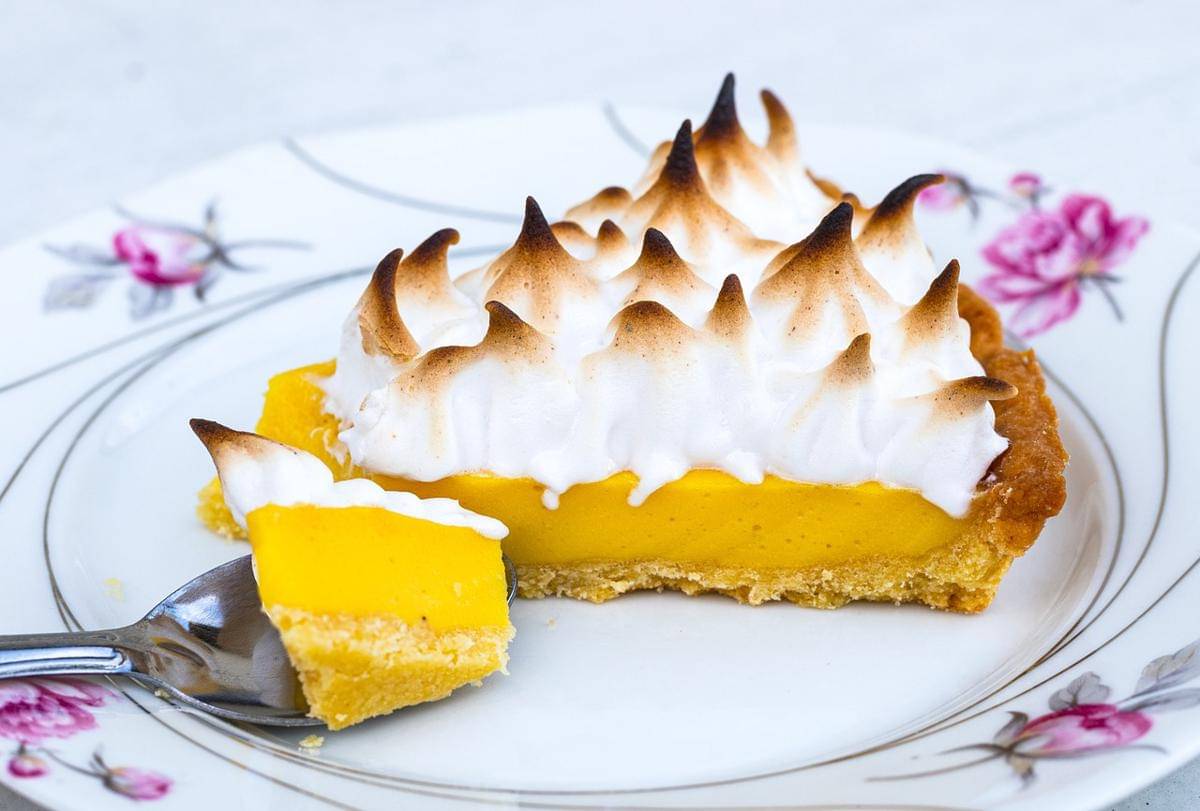 ilustrasi tart lemon meringue