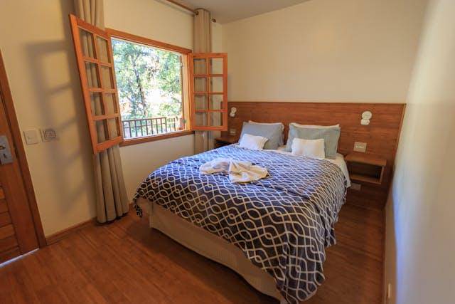 Ilustrasi jendela kamar terbuka