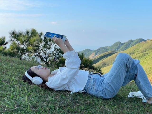 Ilustrasi wanita santai membaca buku 