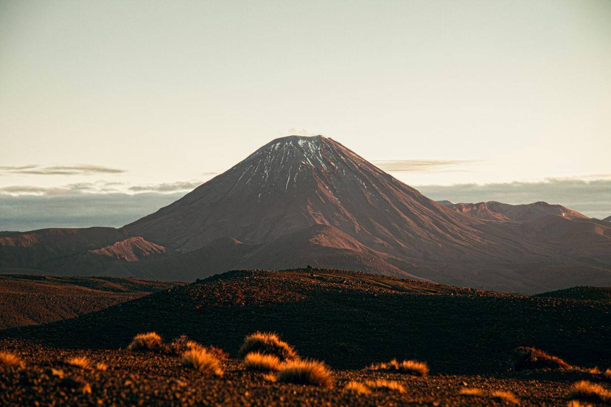 ilustrasi gunung vulkanik