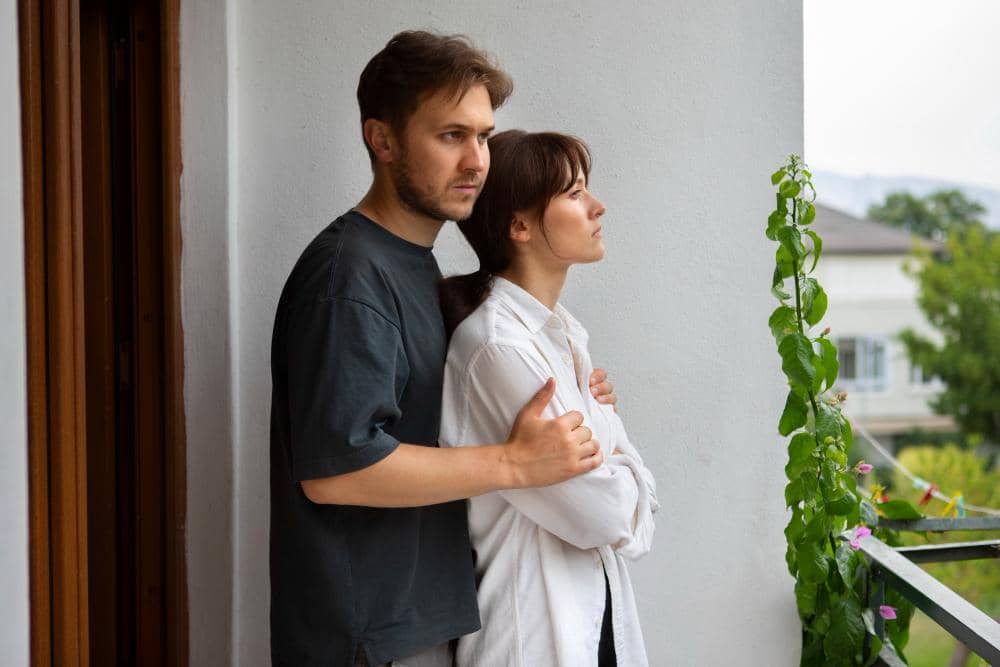 ilustrasi pasangan merenung