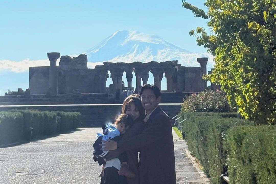 potret Sabrina Anggraini dan Belva Devara di Reruntuhan Katedral Zvartnots, Armenia