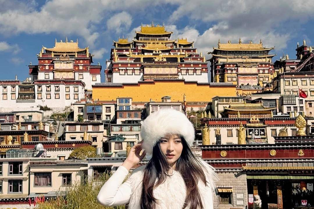 potret Natasha Wilona di Biara Songzanlin, Shangri-La, China