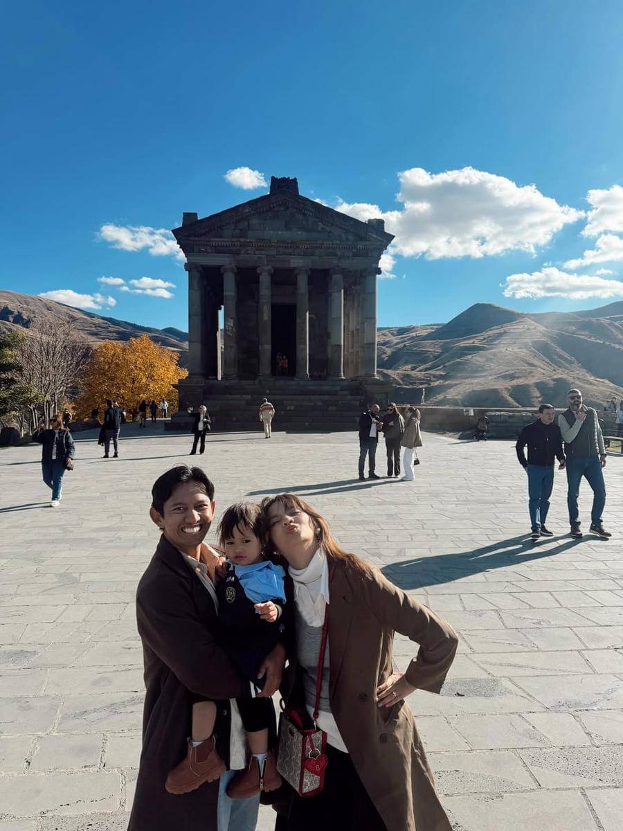 potret Sabrina Anggraini dan Belva Devara di Kuil Garni, Armenia