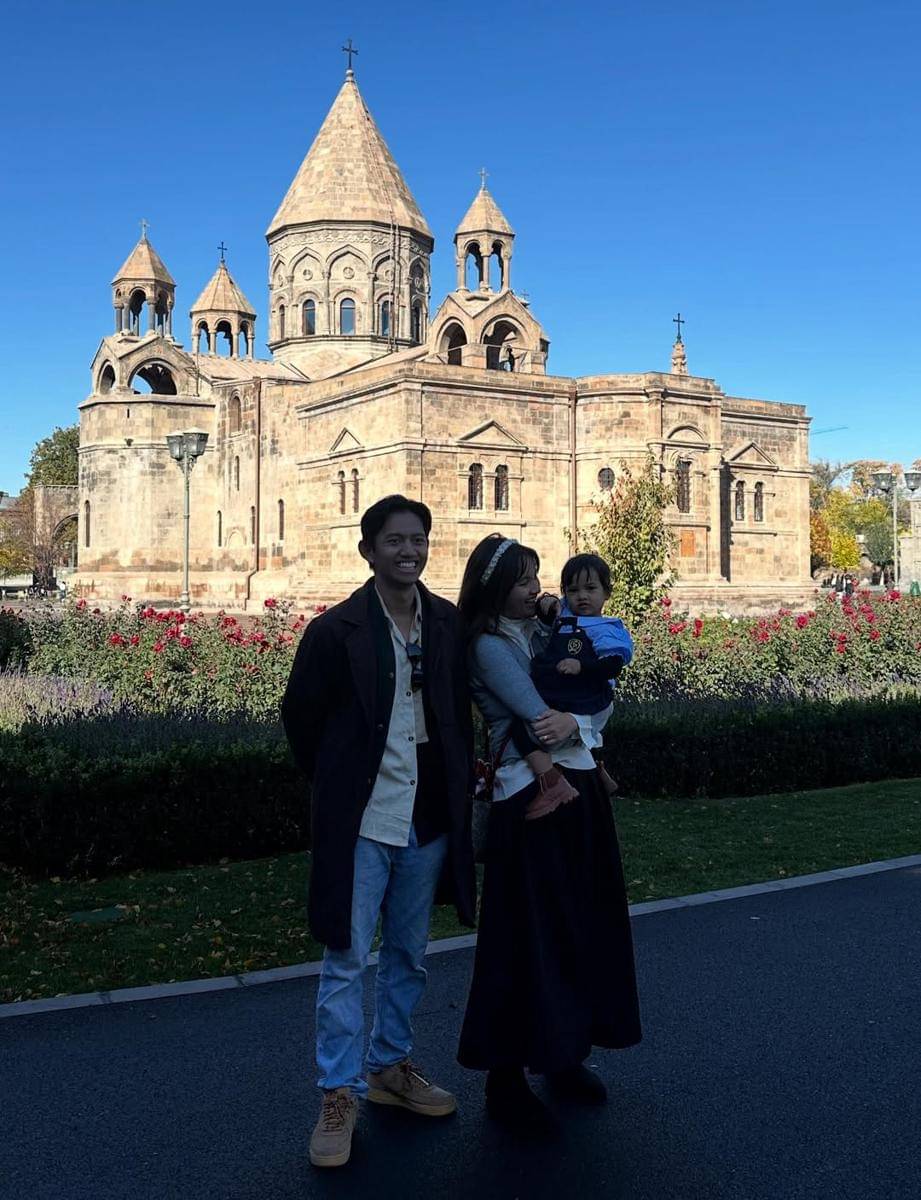 potret Sabrina Anggraini dan Belva Devara di Katedral Etchmiadzin, Armenia