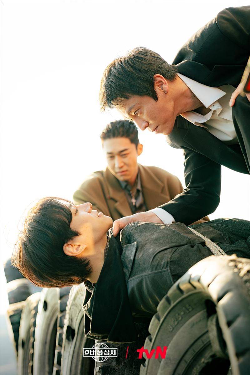 Lee Junho, Mu Jin Sung, dan Lee Jae Kyoon di Typhoon Family