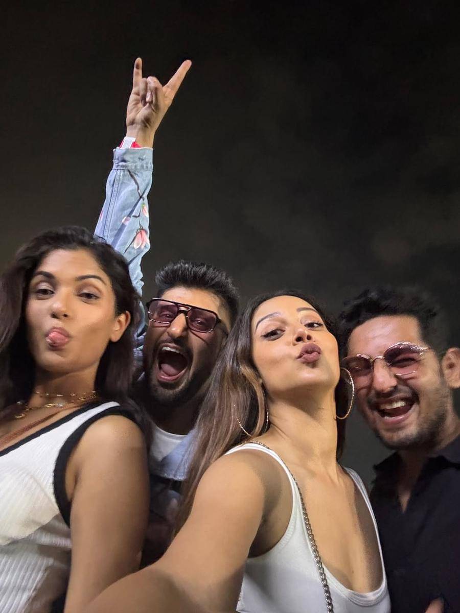 Madhurima Roy dan sahabat