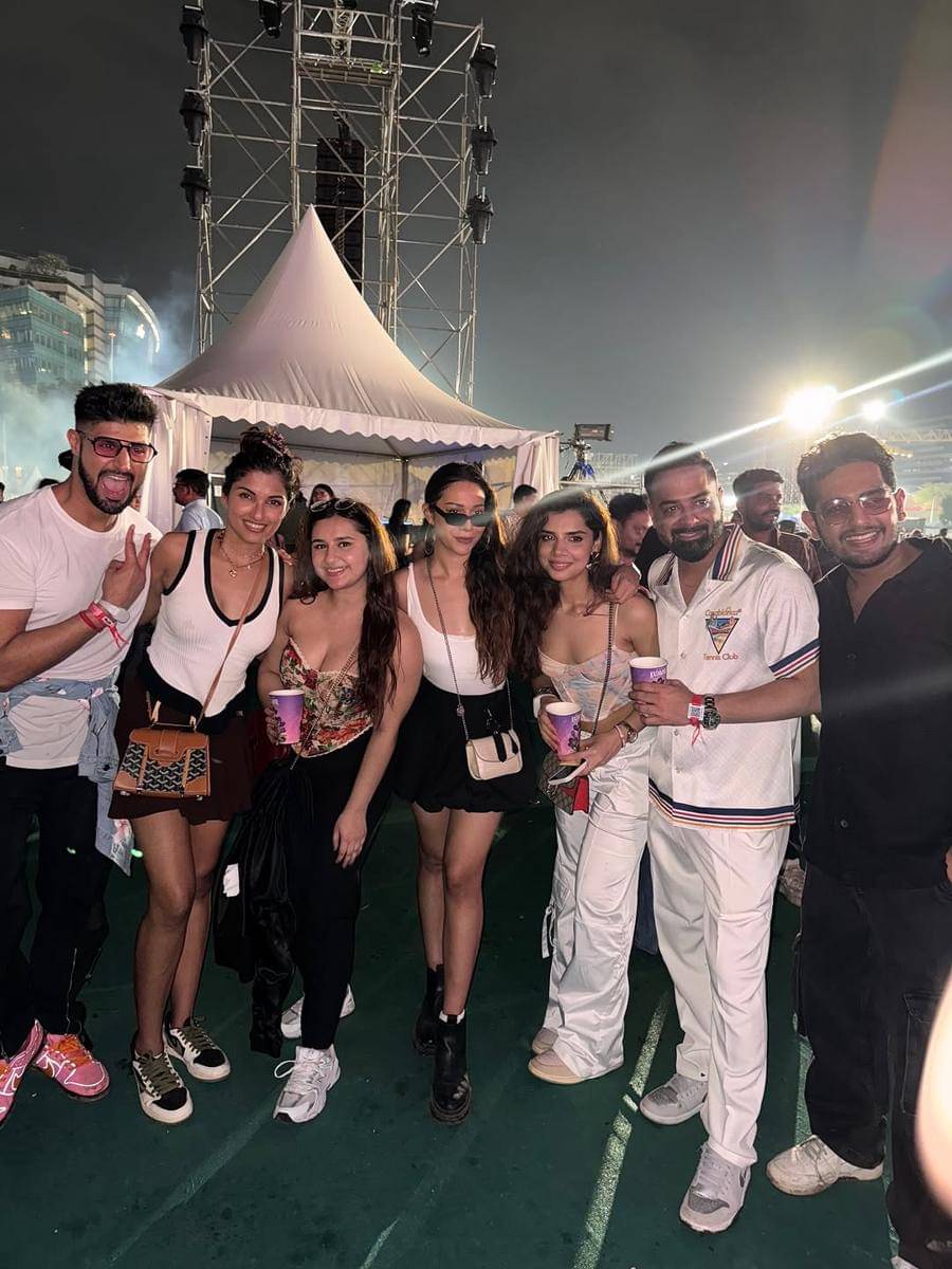 Madhurima Roy dan sahabat