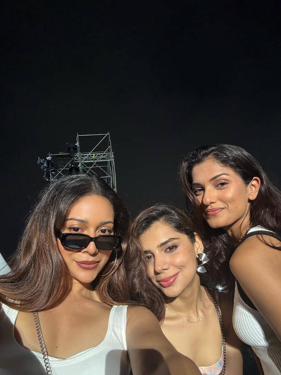 Madhurima Roy dan sahabat