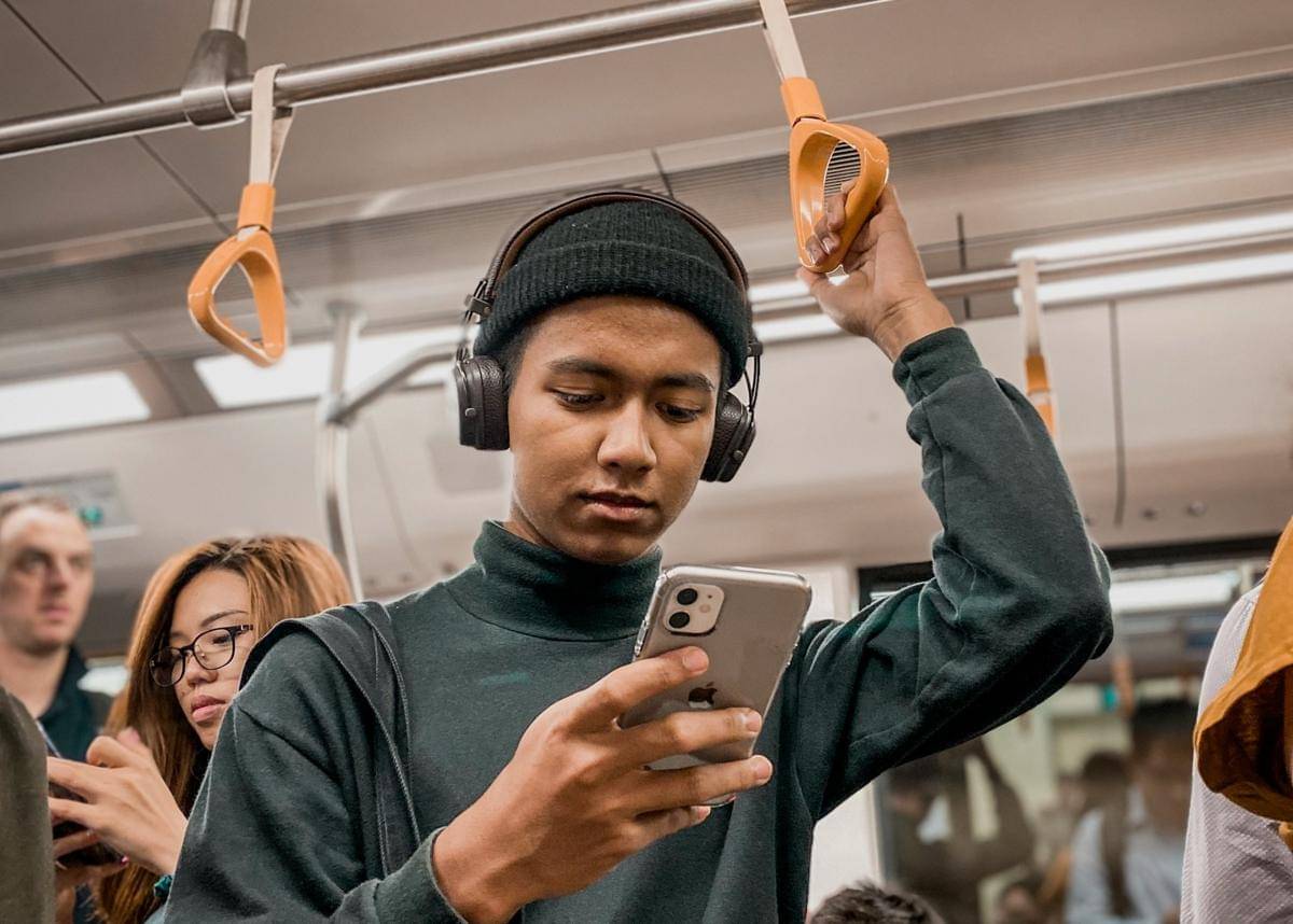 laki-laki sedang main medsos