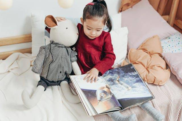 ilustrasi anak sedang membaca wordless book
