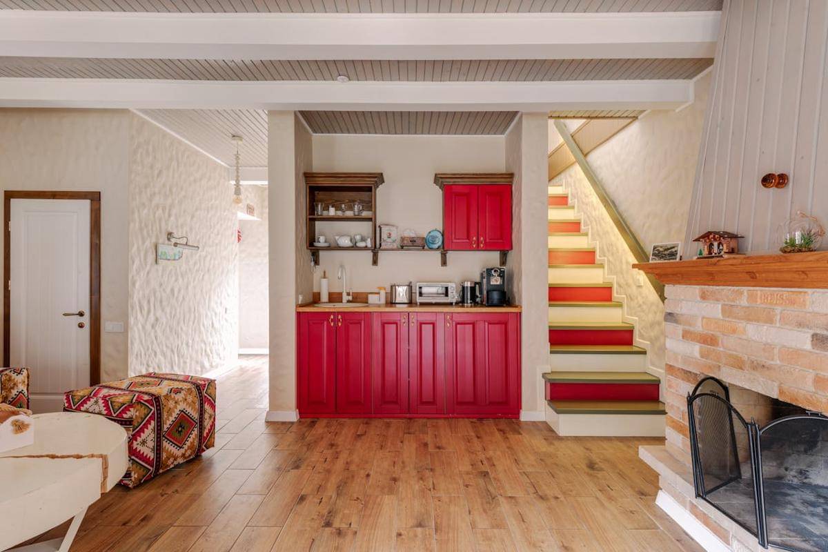 Ilustrasi cat tangga dan kabinet dapur