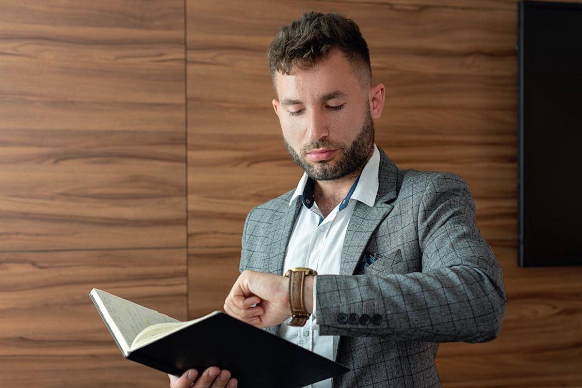 ilustrasi pria dengan kumis tipis