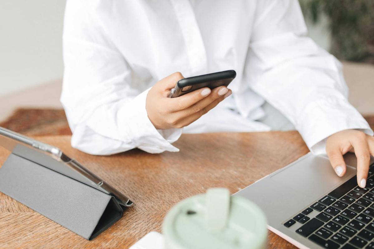 Orang sedang menggunakan gadgetnya