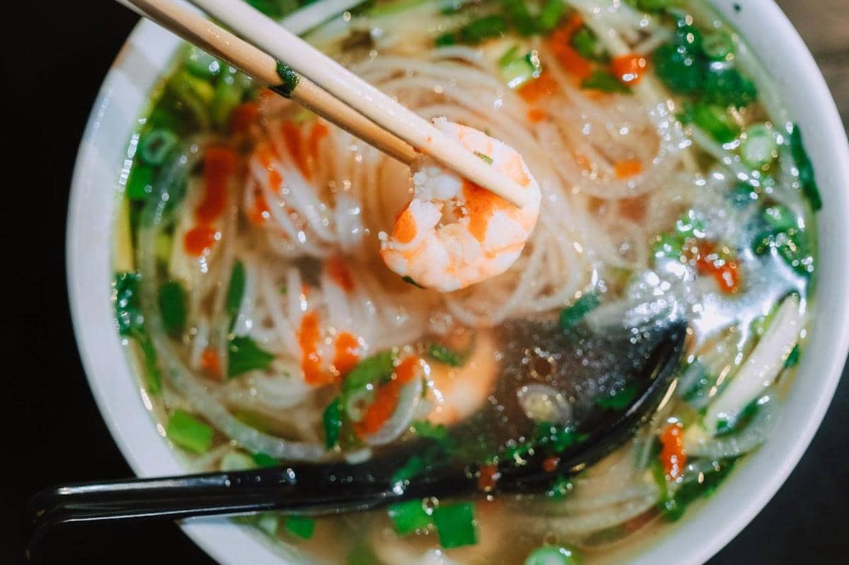 ilustrasi sup segar dari berbagai bumbu herbal 