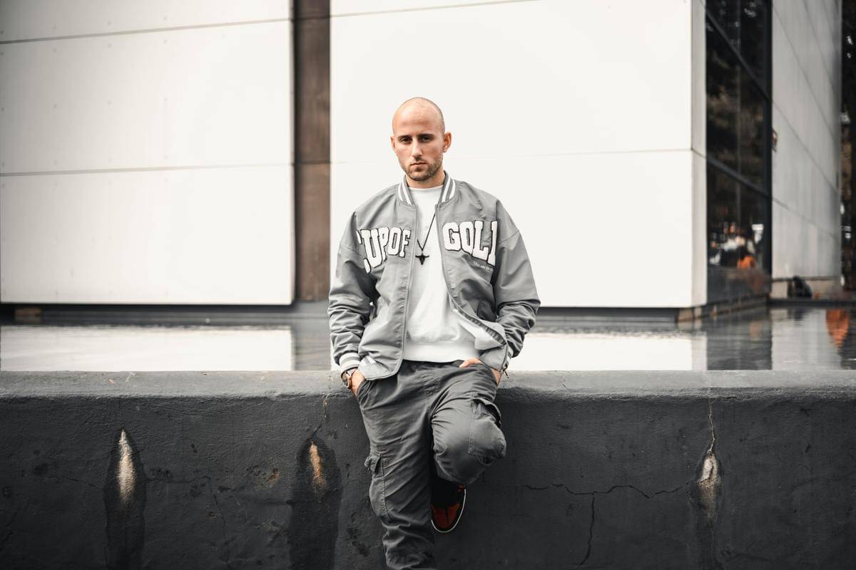 ilustrasi jaket varsity 