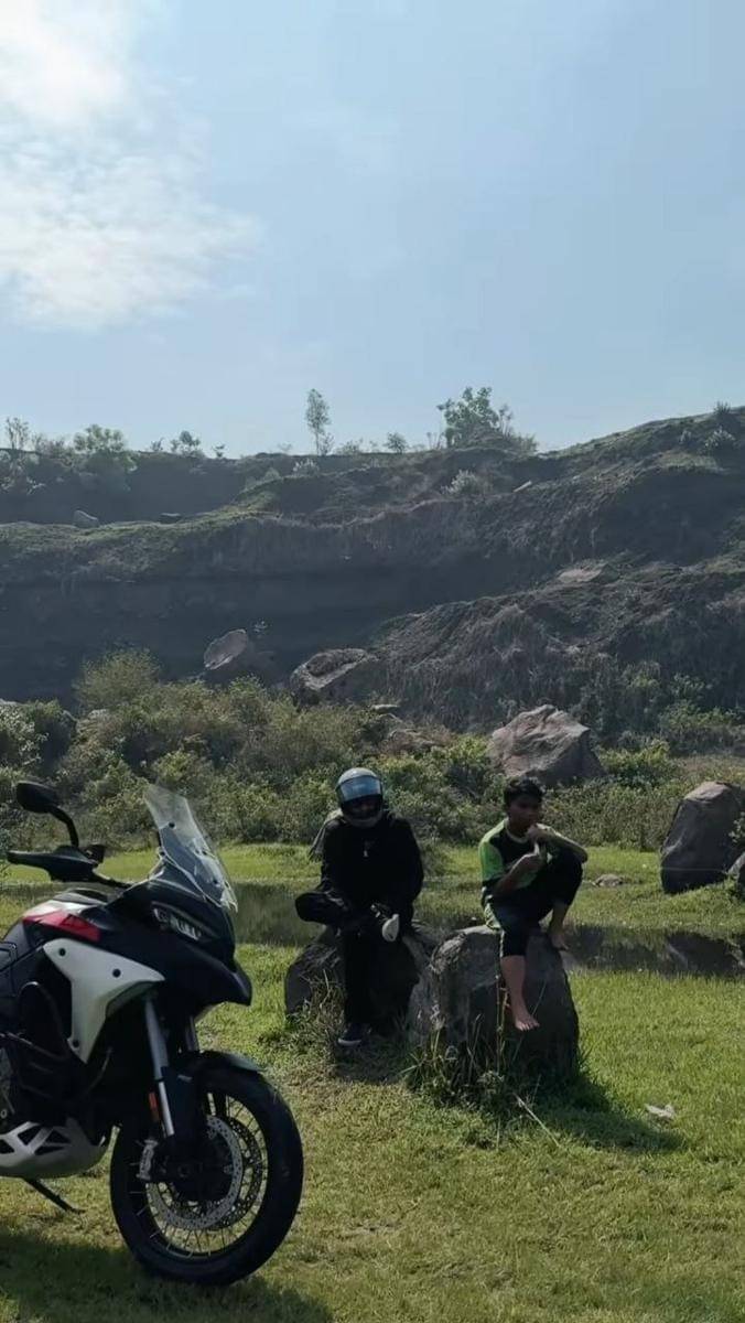 Sissy Prescillia motoran bareng suami ke Mojokerto