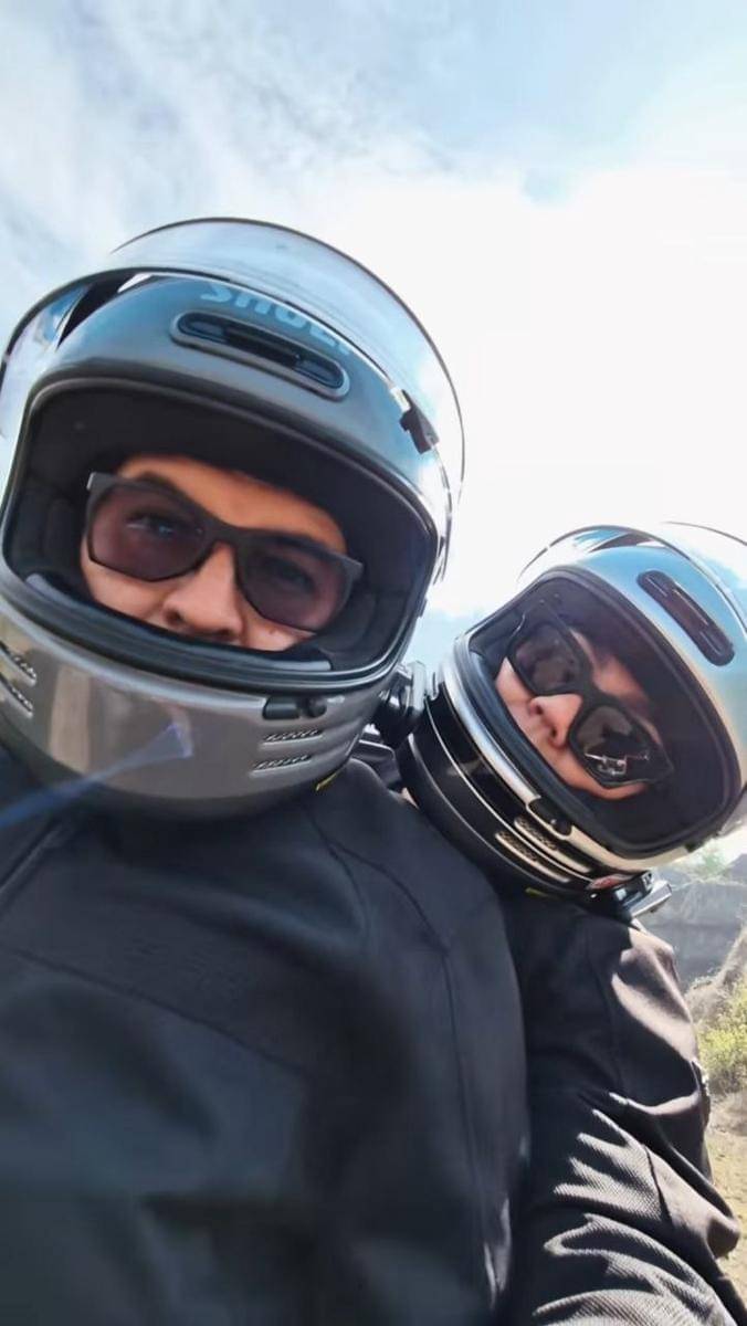 Sissy Prescillia motoran bareng suami ke Mojokerto