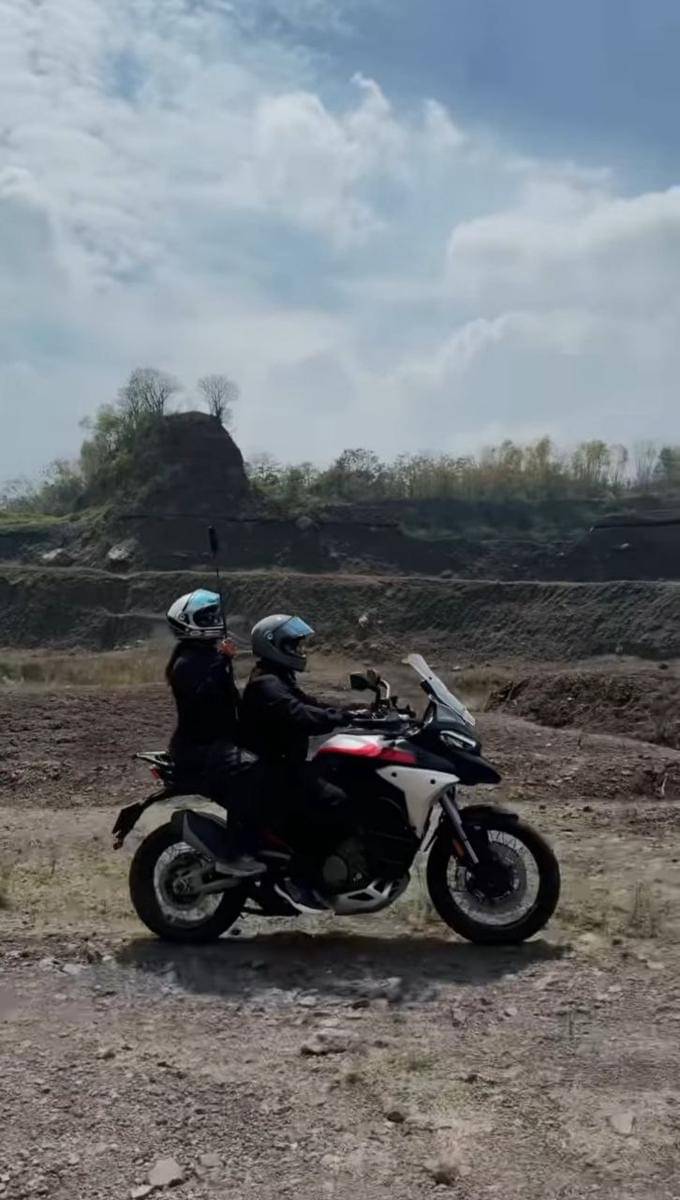 Sissy Prescillia motoran bareng suami ke Mojokerto