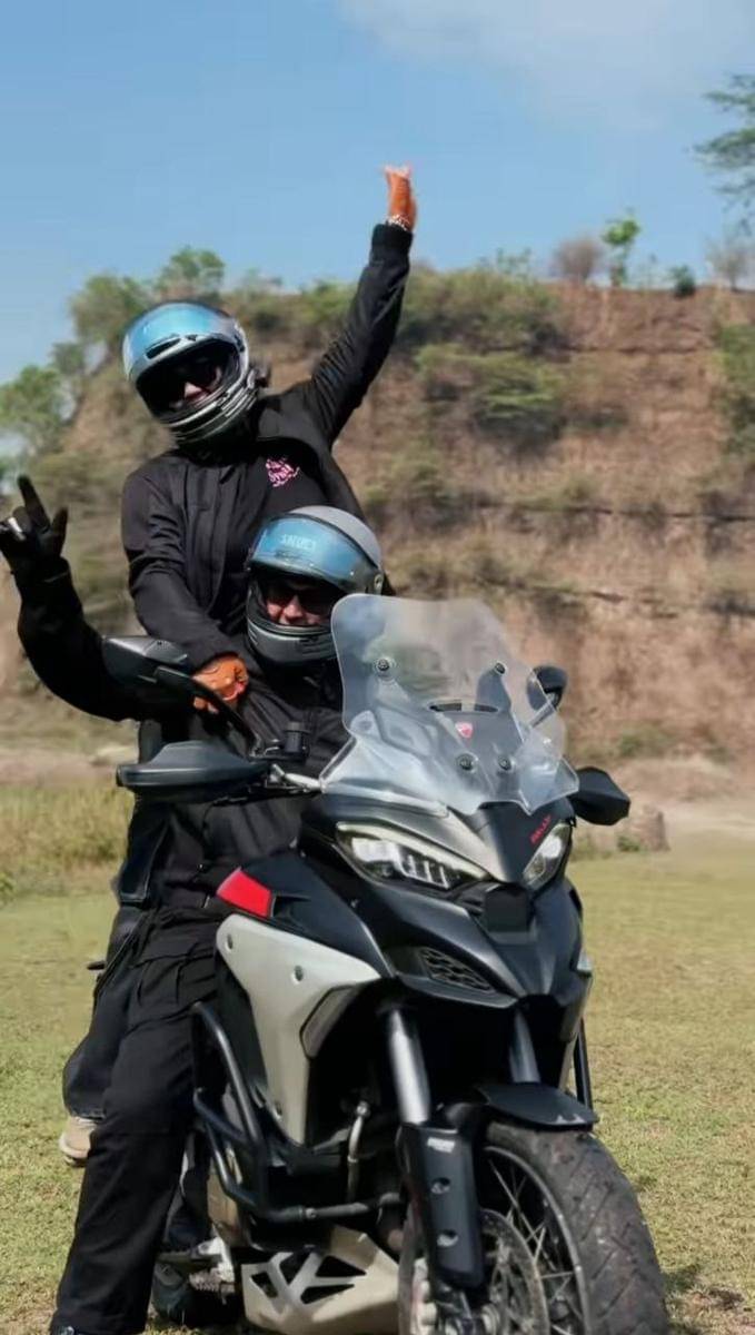 Sissy Prescillia motoran bareng suami ke Mojokerto