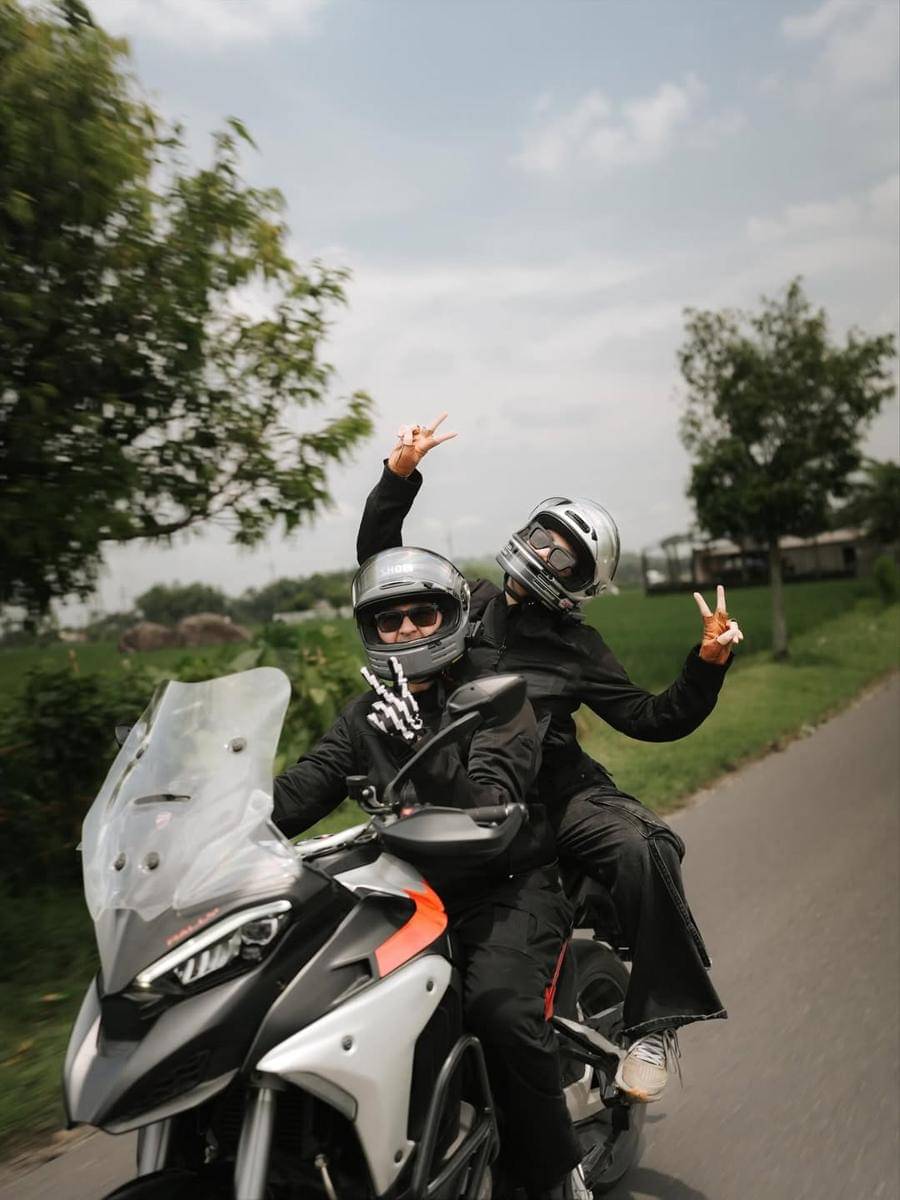 Sissy Prescillia motoran bareng suami ke Mojokerto