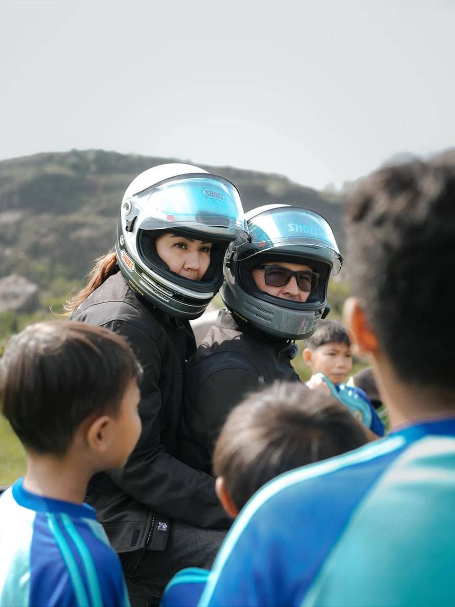 Sissy Prescillia motoran bareng suami ke Mojokerto