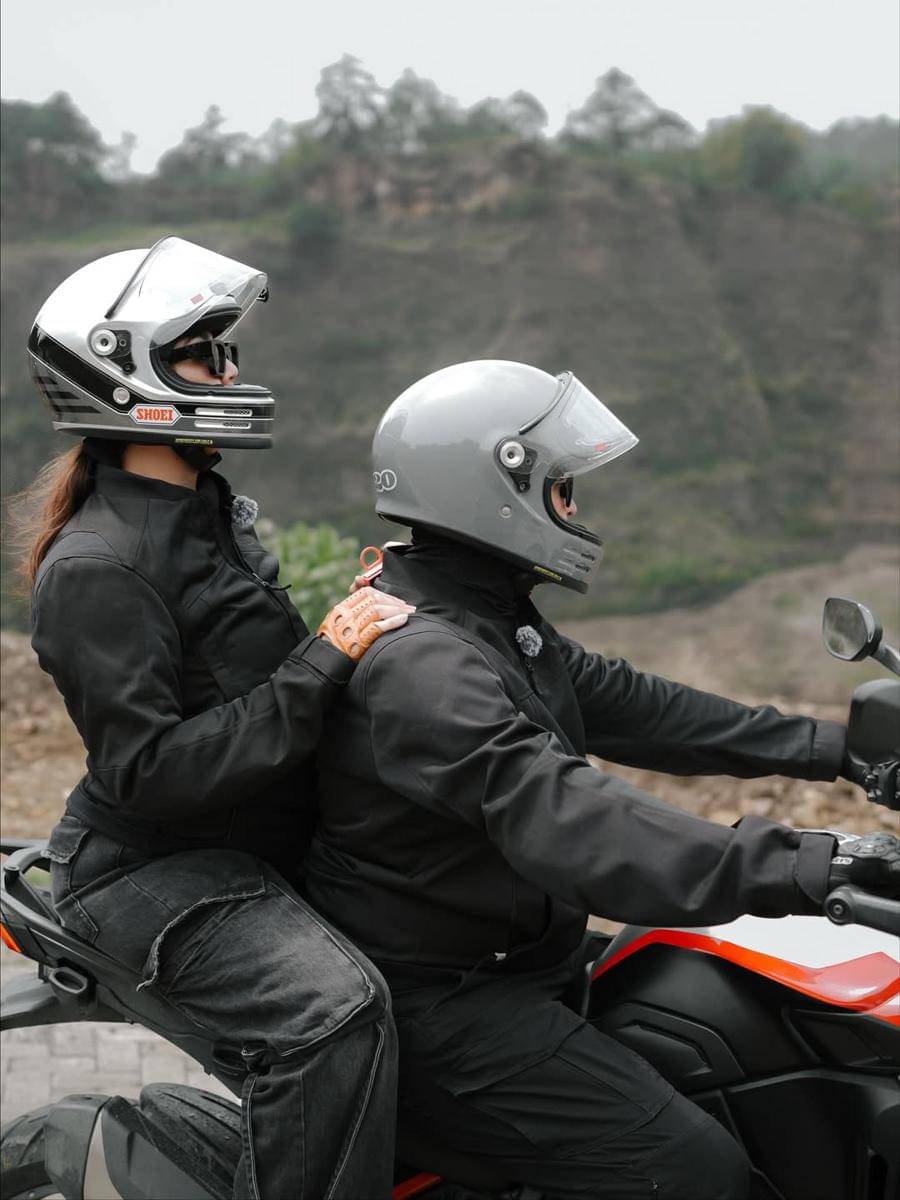 Sissy Prescillia motoran bareng suami ke Mojokerto