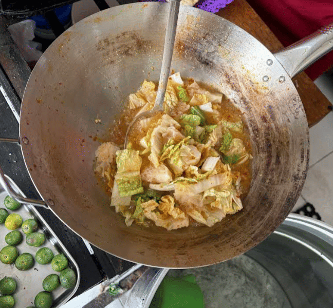 Memasak seblak di Mamah Acim