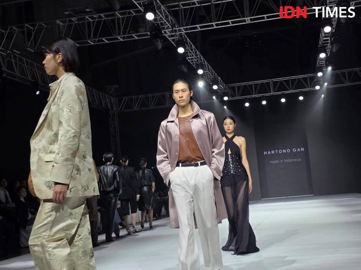 Koleksi karya Hartono Gan di Busan Fashion Week 2025. 30 Oktober 2025. (IDN Times/M. Tarmizi Murdianto)
