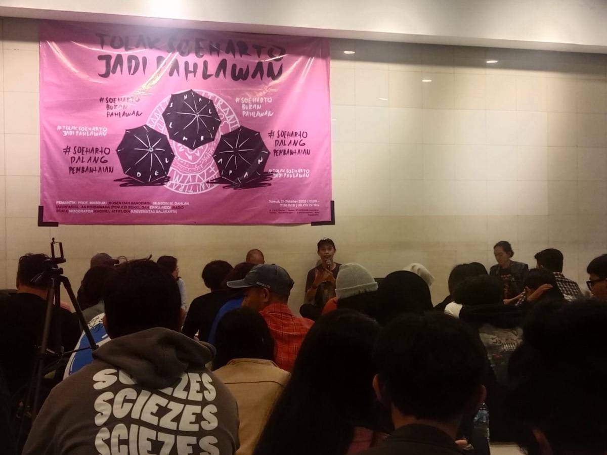 Acara bedah Buku 'Mereka Hilang Tak Kembali: Sejarah Kekerasan Orde Baru 1966-1998' diselenggarakan di Gedung Universitas Islam Indonesia (UII) Cik Di Tiro, Kota Yogyakarta, Jumat (31/10/2025) malam.