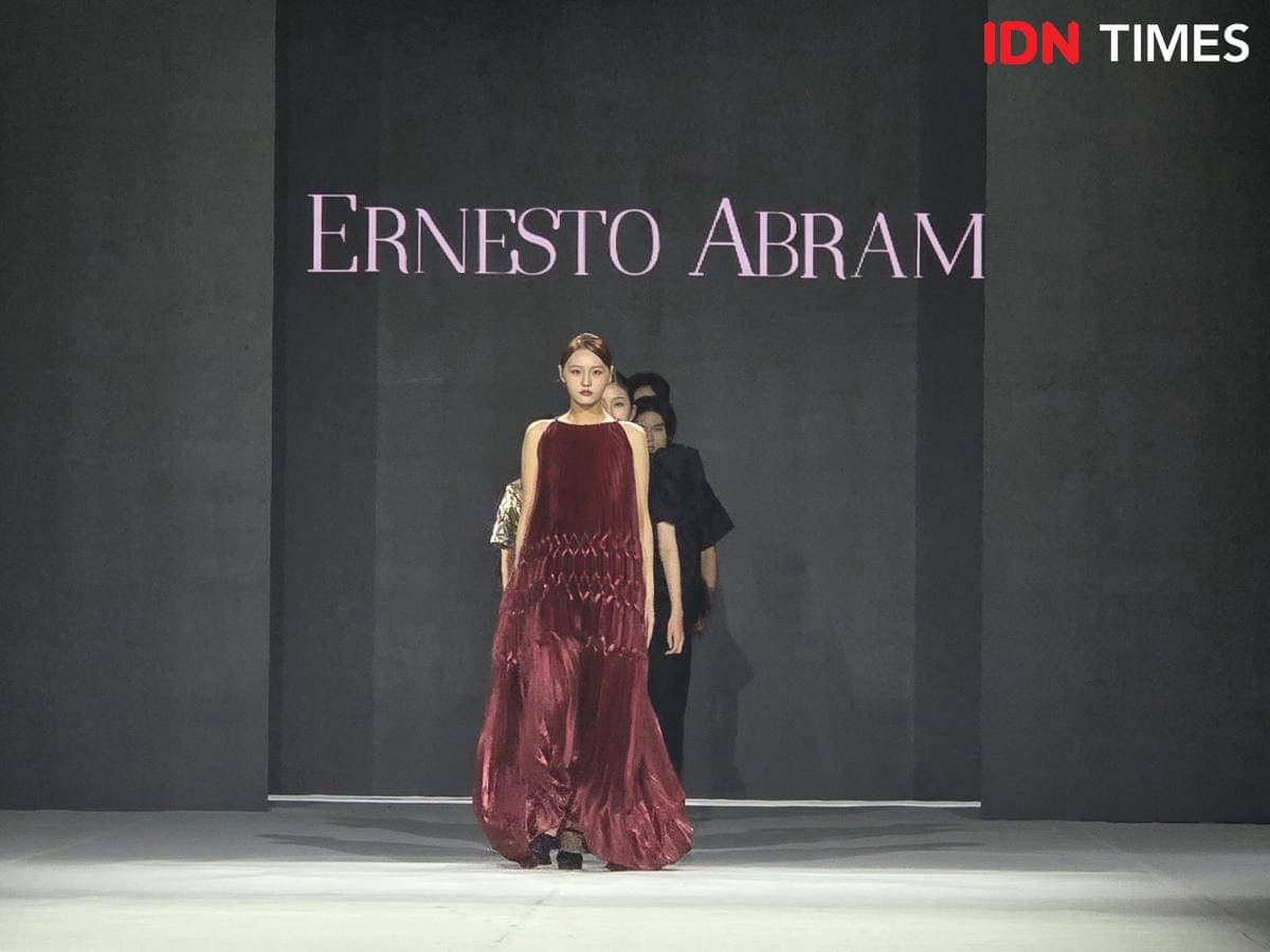 Koleksi karya Ernesto Abram di Busan Fashion Week 2025. 30 Oktober 2025. (IDN Times/M. Tarmizi Murdianto)