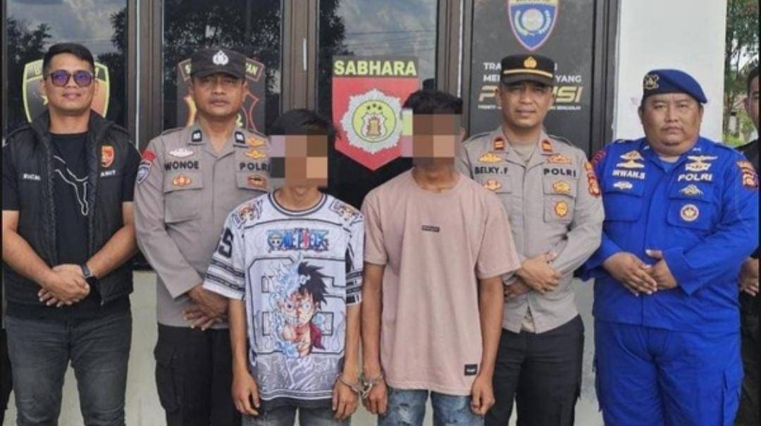 Dua pelaku pembunuhan mekanik di OKI saat diringkus Polsek Air Sugihan. (Dok. Polsek Air Sugihan)