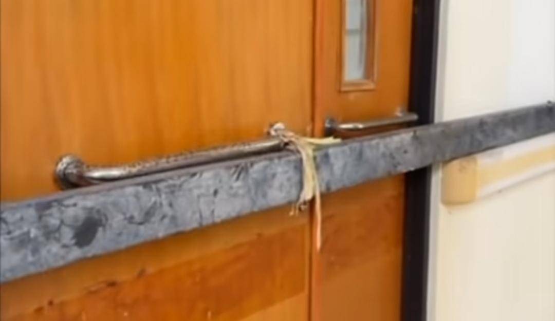 Salah satu ruang layanan RSP Boking TTS, NTT, yang dipalang kayu karena dalamnya rusak.