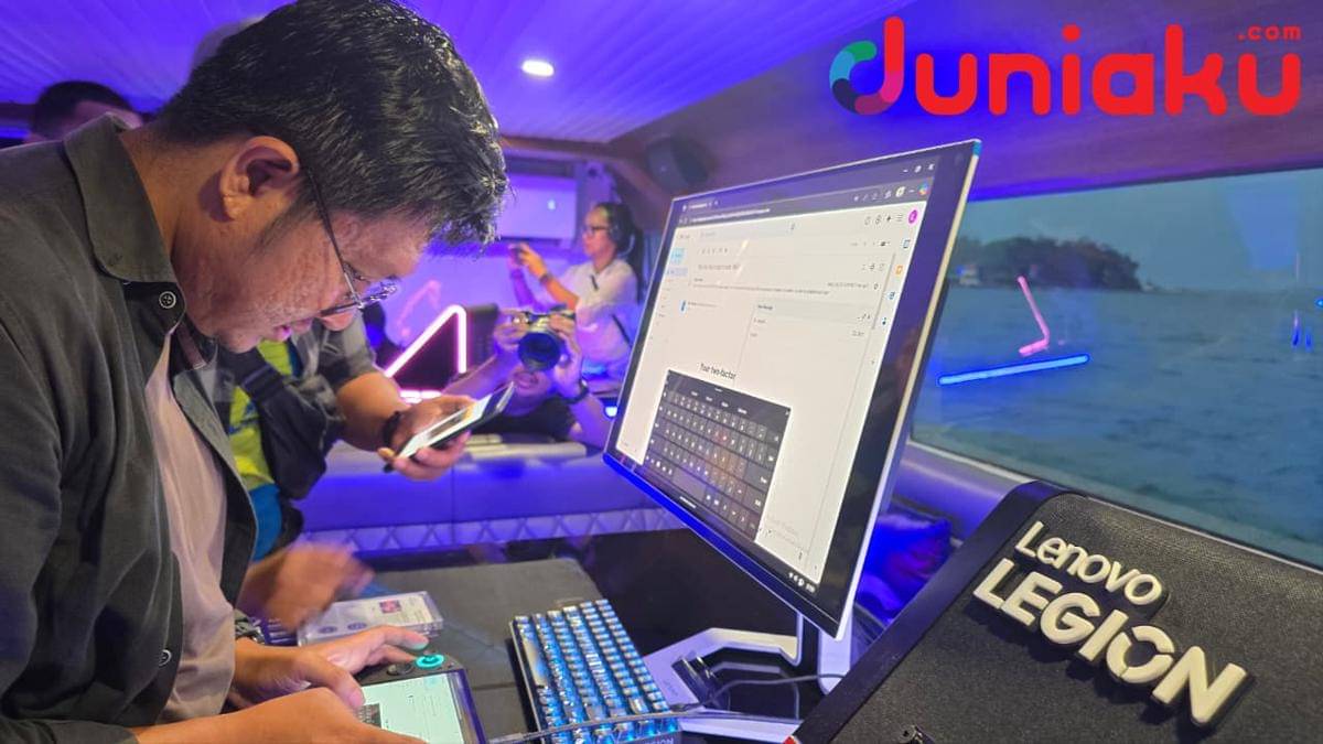 Menulis email dengan Lenovo Legion Go 2. Fotografer: Fahrul Nurullah. (Duniaku.com/Fahrul Nurullah)