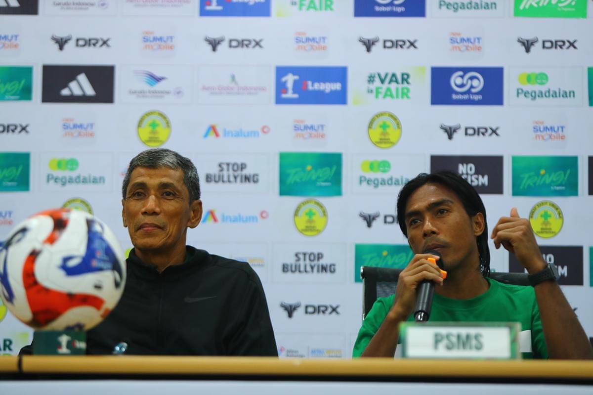Asisten Pelatih PSMS Welliansyah dan Bek Erwin Gutawa (IDN Times/Doni Hermawan)
