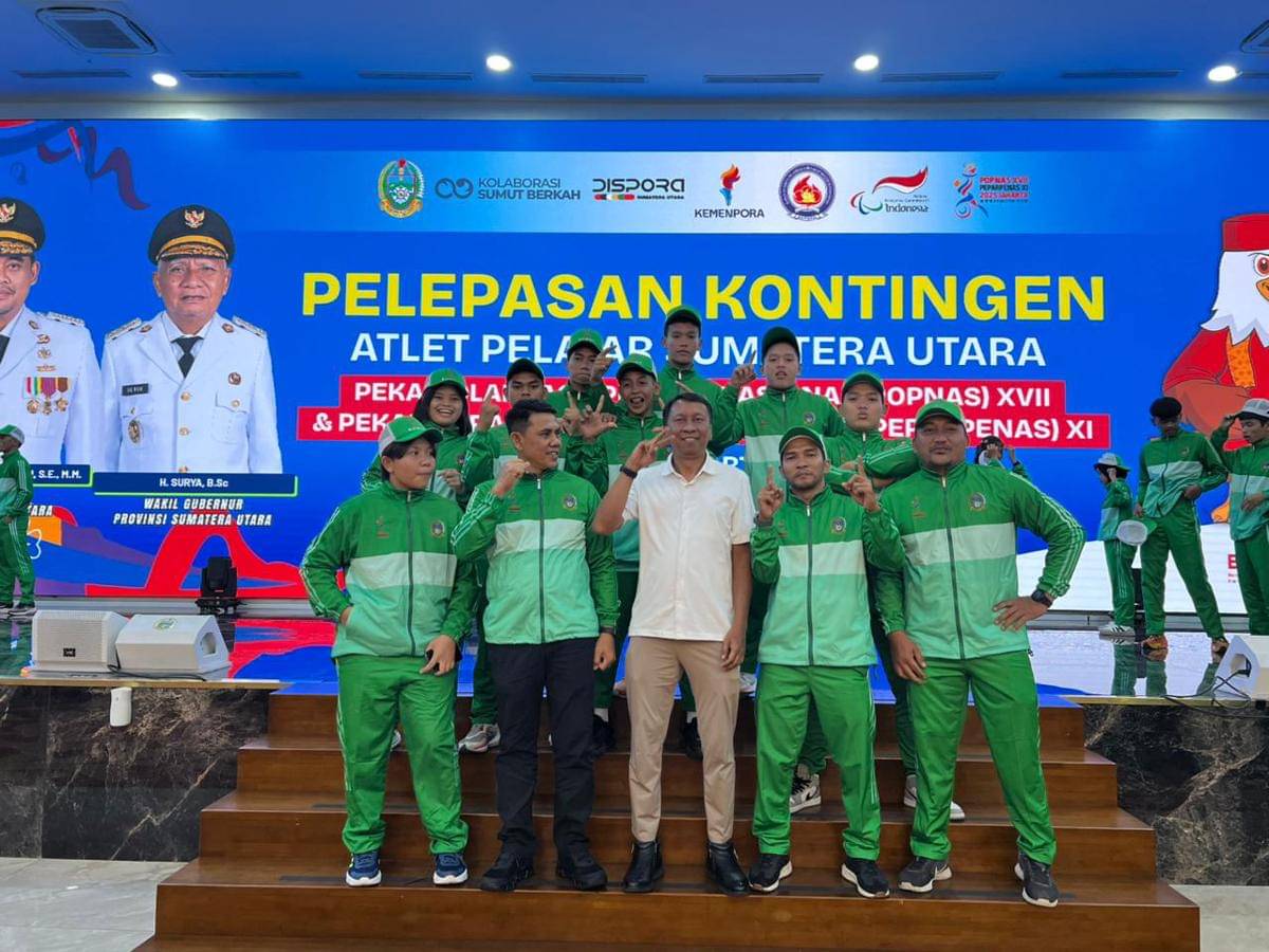 Ketum PJSI Sumut M Arief Fadhillah bersama pelatih dan atlet judo Popnas XVII 2025 (dok.PJSI Sumut)