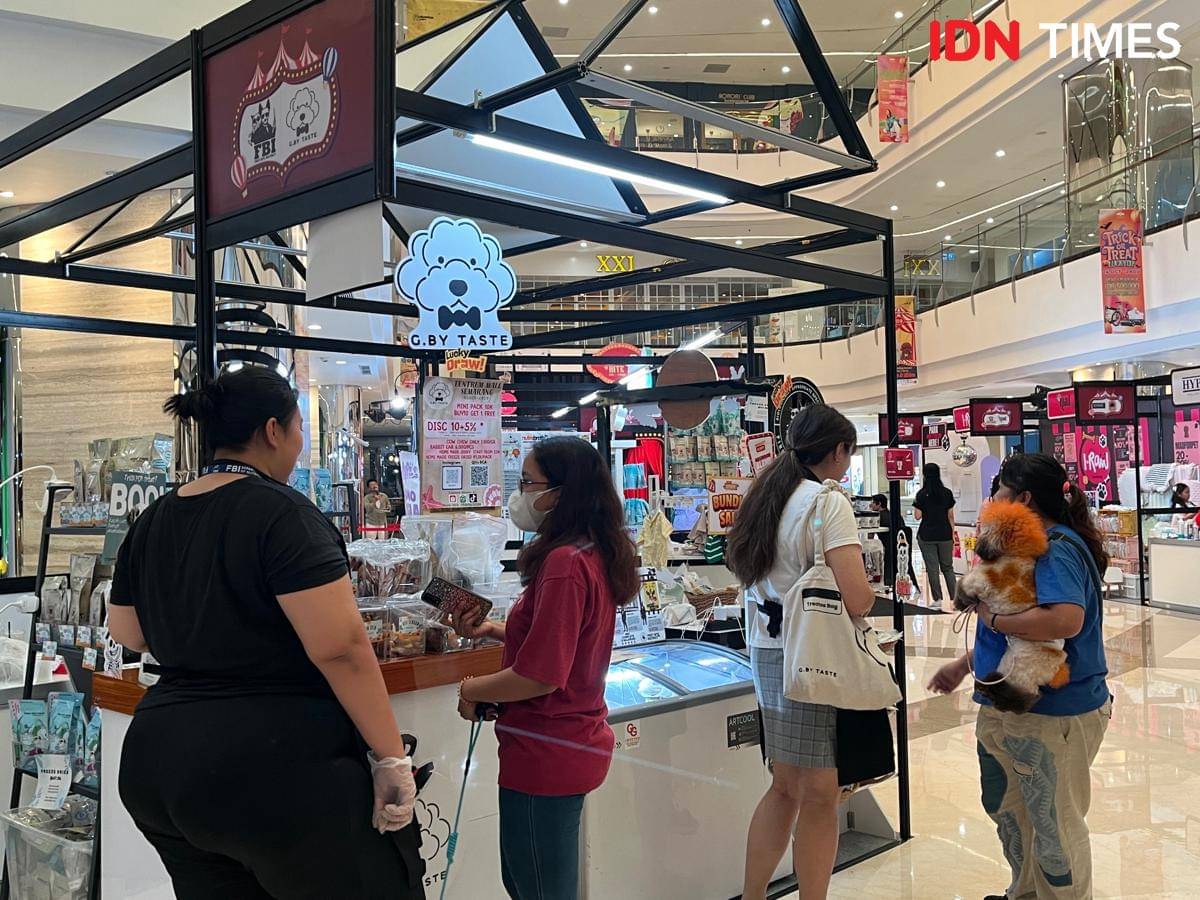 Para pecinta hewan berkumpul dan berinteraksi di acara Bark n' Bite yang diselenggarakan oleh Pawssion Project di Tentrem Mal Semarang, Jumat (31/10/2025). (IDN Times/Anggun Puspitoningrum)