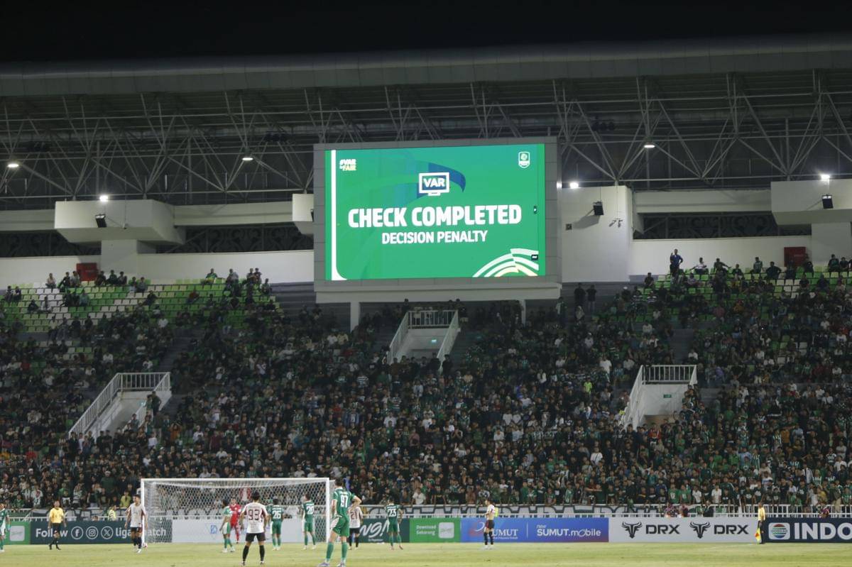 VAR memutuskan dua kali penalti di laga PSMS kontra Garudayaksa FC di Stadion Utama Sumut, Jumat (31/10/2025) (IDN Times/Doni Hermawan)