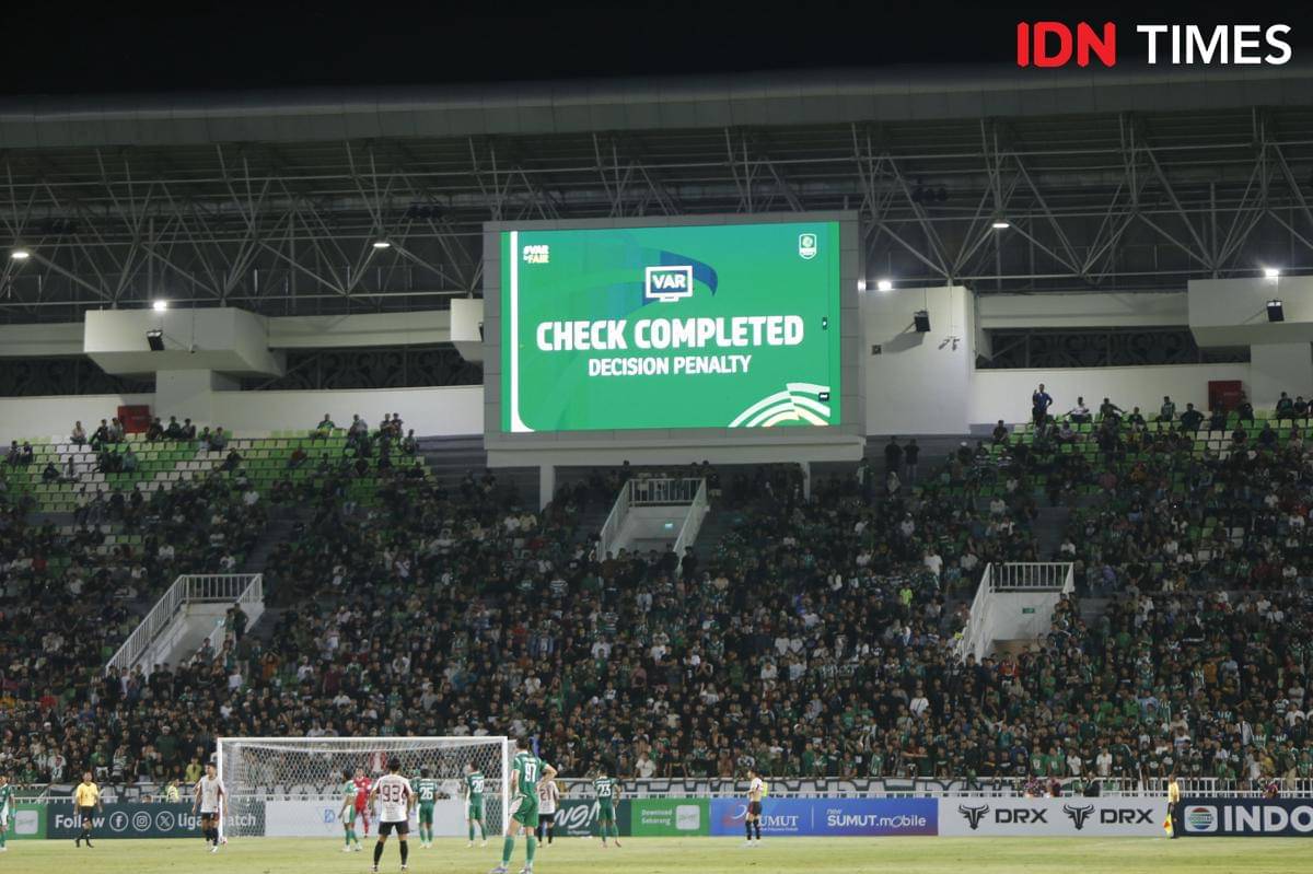 Wasit mendapat pengawalan ketat setelah diamuk suporter saat akan keluar dari lapangan di laga PSMS kontra Garudayaksa (IDN Times/Doni Hermawan)