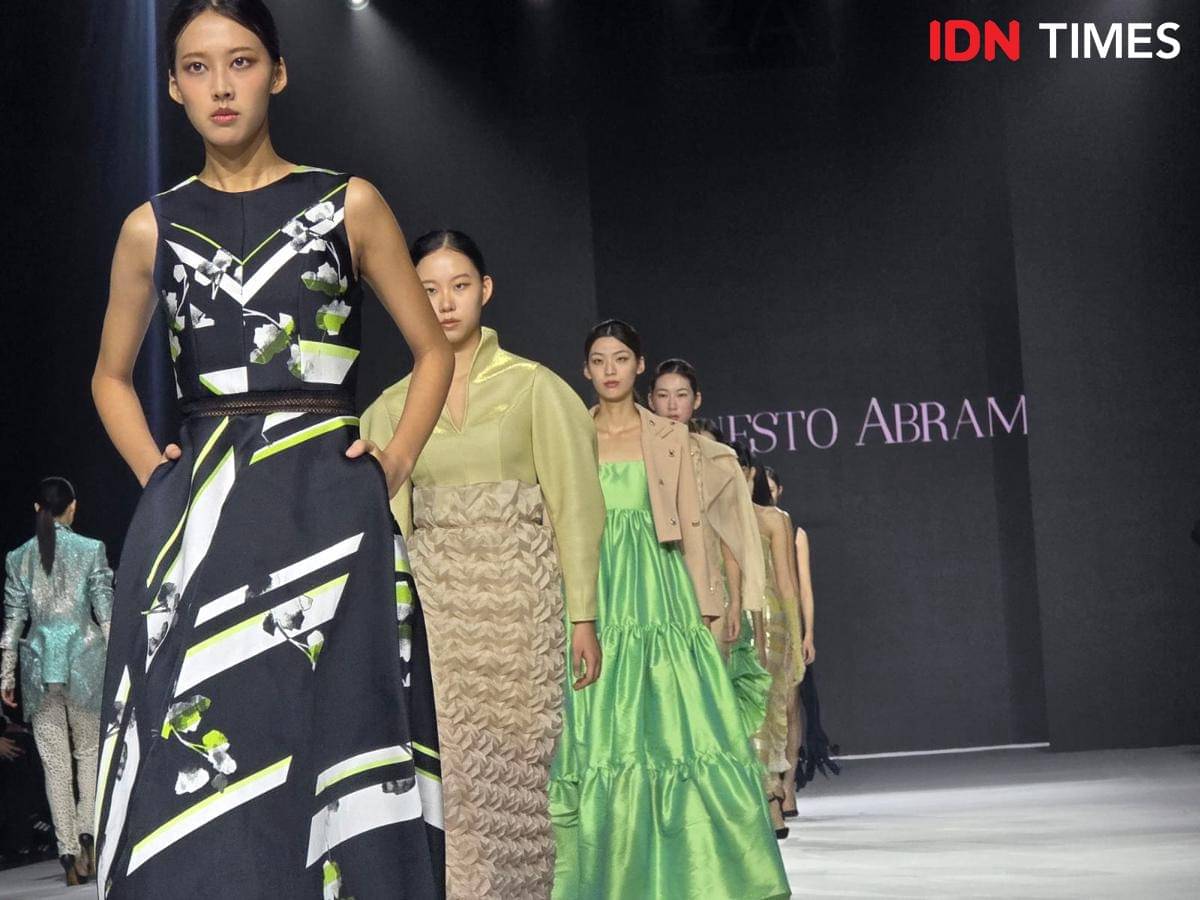 Koleksi karya Ernesto Abram di Busan Fashion Week 2025. 30 Oktober 2025. (IDN Times/M. Tarmizi Murdianto)