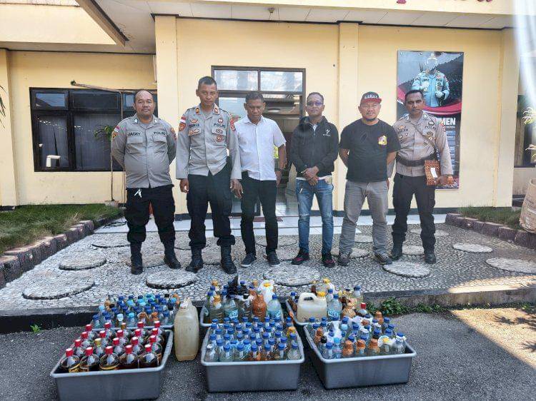 Polisi Sita 1,2 ton Miras Selundupan Via Pelabuhan di Kupang.