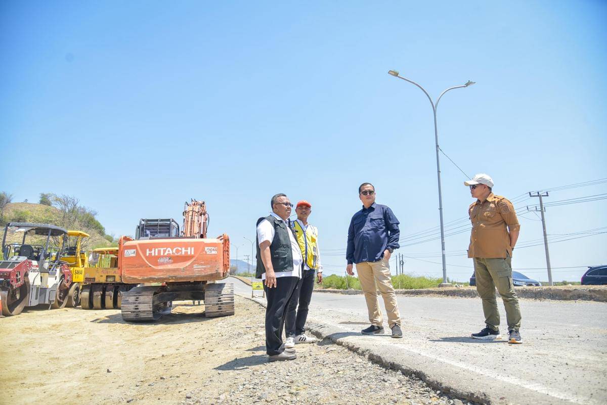 Gubernur NTB Lalu Muhamad Iqbal mengecek pengerjaan proyek jalan