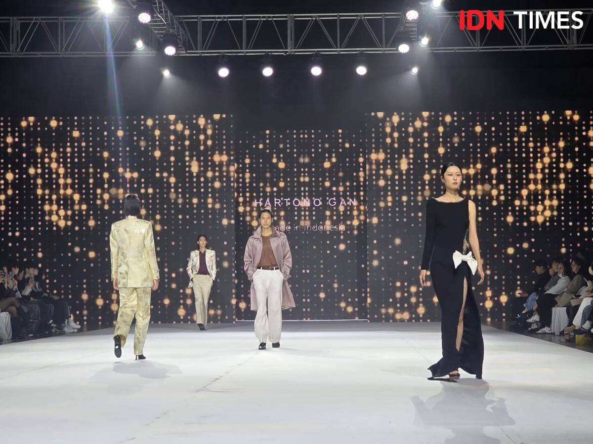 Koleksi karya Hartono Gan di Busan Fashion Week 2025. 30 Oktober 2025. (IDN Times/M. Tarmizi Murdianto)