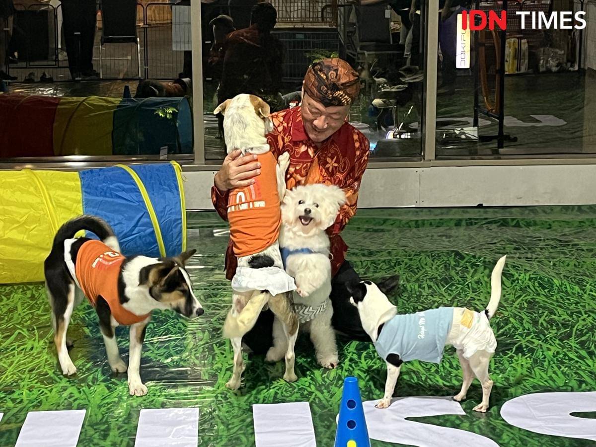 Para pecinta hewan berkumpul dan berinteraksi di acara Bark n' Bite yang diselenggarakan oleh Pawssion Project di Tentrem Mal Semarang, Jumat (31/10/2025). (IDN Times/Anggun Puspitoningrum)
