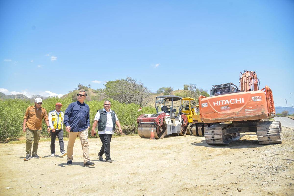 Gubernur NTB Lalu Muhamad Iqbal mengecek layanan mobil Samsat Keliling.