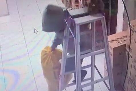 Polisi menangkap pelaku pencurian spesialis pembobol minimarket di Makassar. (dok.Istimewa)